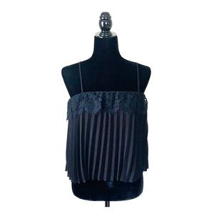 Pleated tank top with lace.